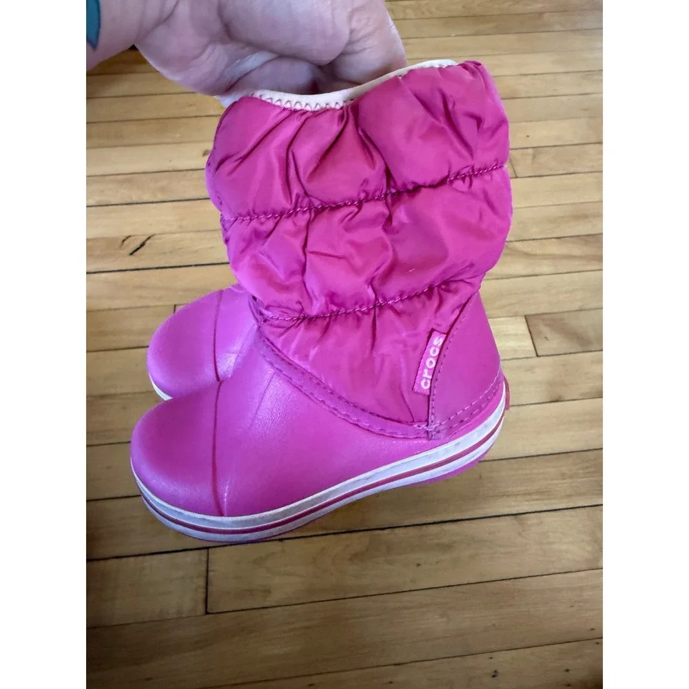 Crocs winter puff boots in fushia pink youth